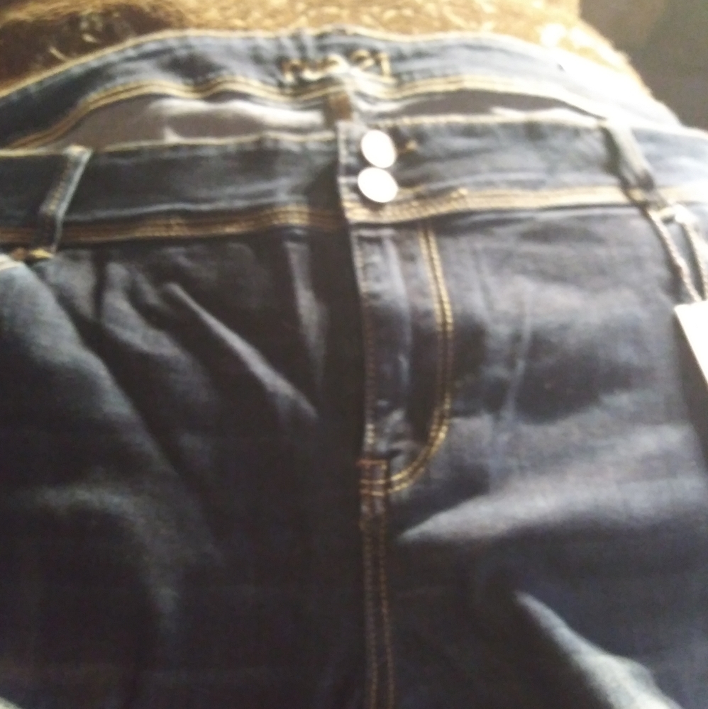 NWT RUE 21 MID RISE CROPS